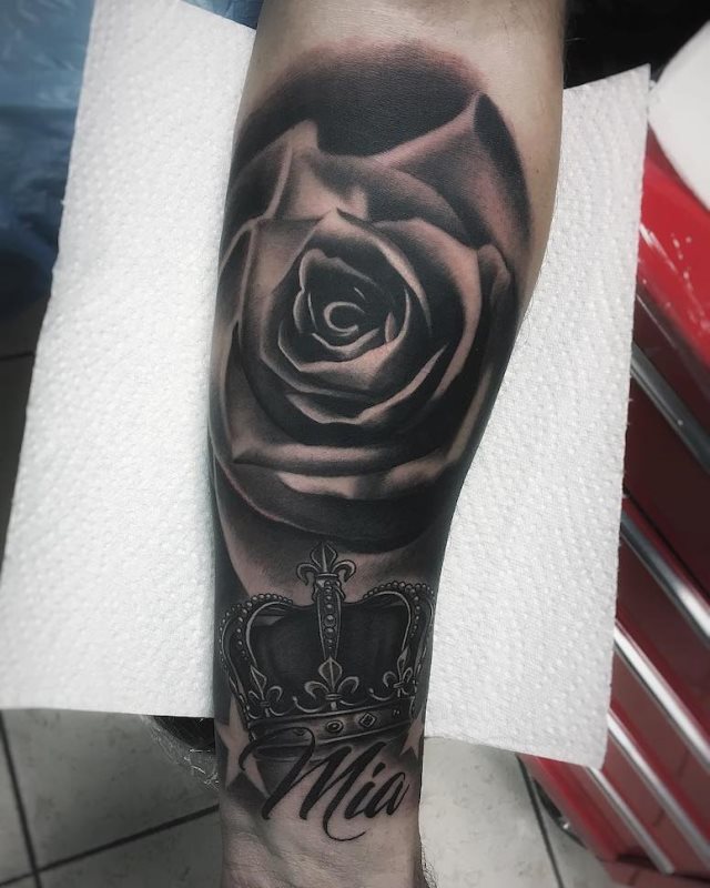 tattoo femenino con una corona 17
