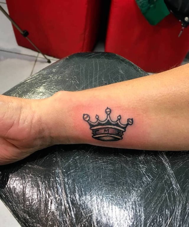 tattoo femenino con una corona 18