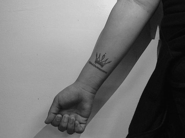 tattoo femenino con una corona 19