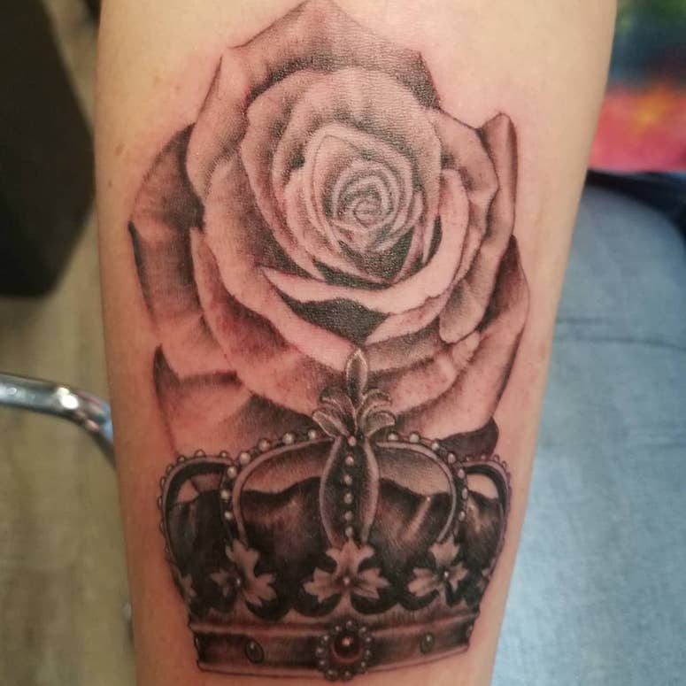 tattoo femenino con una corona 21
