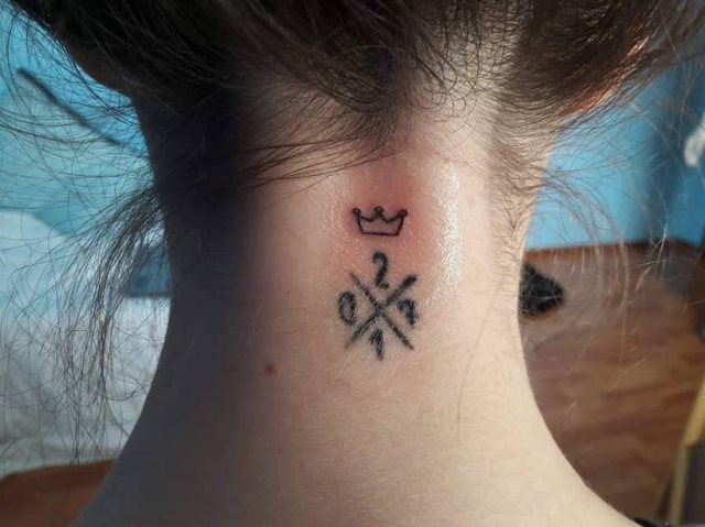 tattoo femenino con una corona 22