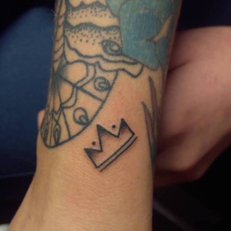 tattoo femenino con una corona 24