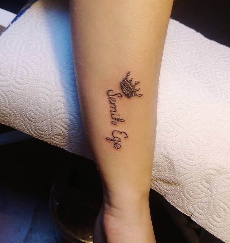 tattoo femenino con una corona 25