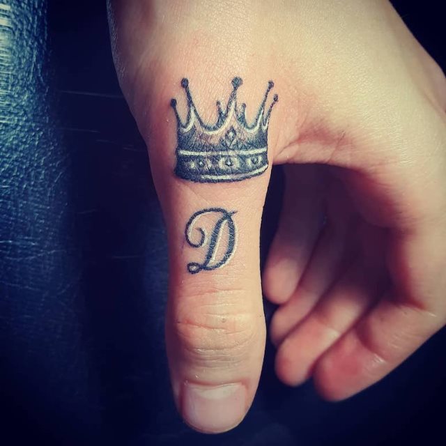 tattoo femenino con una corona 28