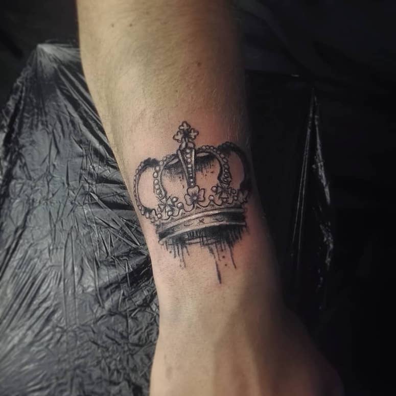 tattoo femenino con una corona 29