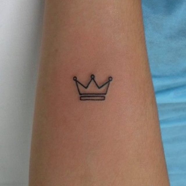 tattoo femenino con una corona 30
