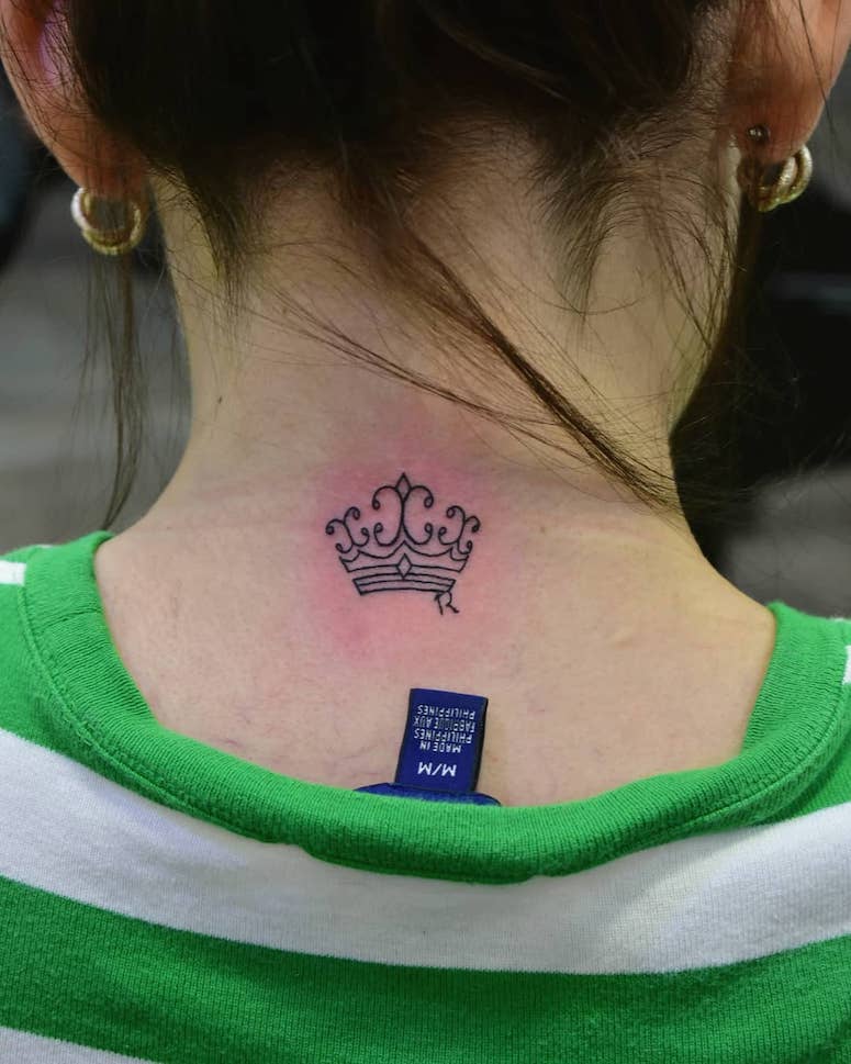 tattoo femenino con una corona 31