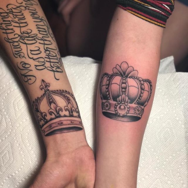 tattoo femenino con una corona 32