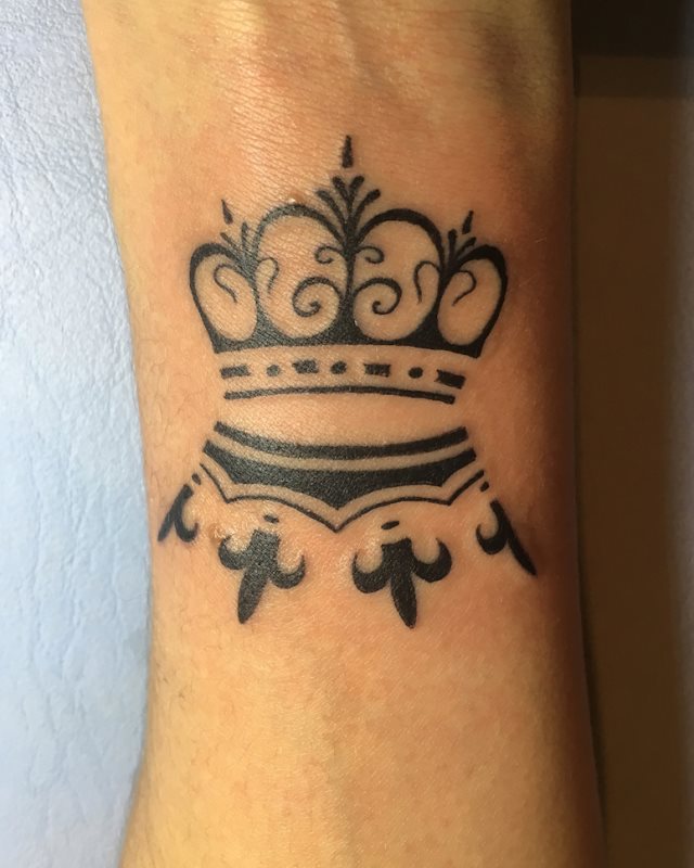 tattoo femenino con una corona 33