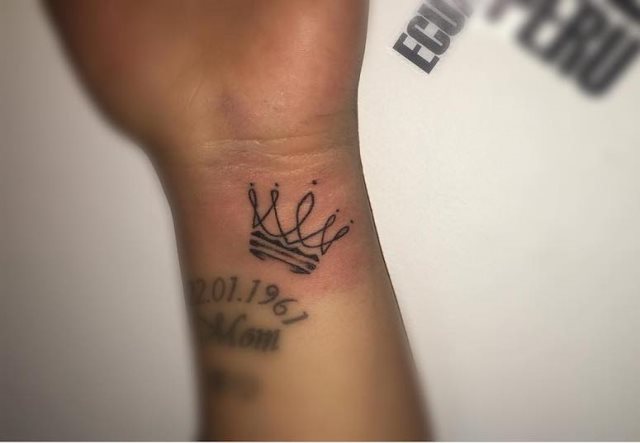 tattoo femenino con una corona 34