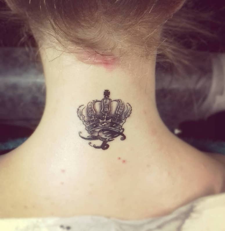 tattoo femenino con una corona 35