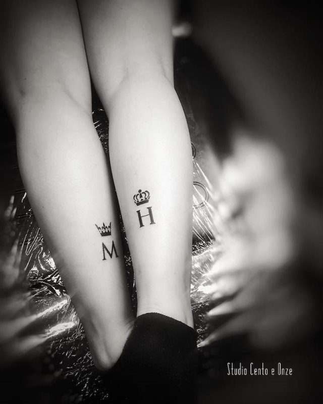 tattoo femenino con una corona 36