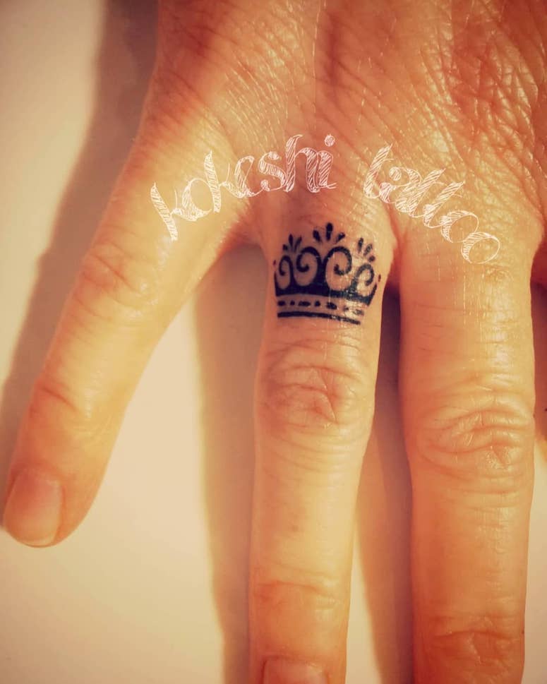 tattoo femenino con una corona 37