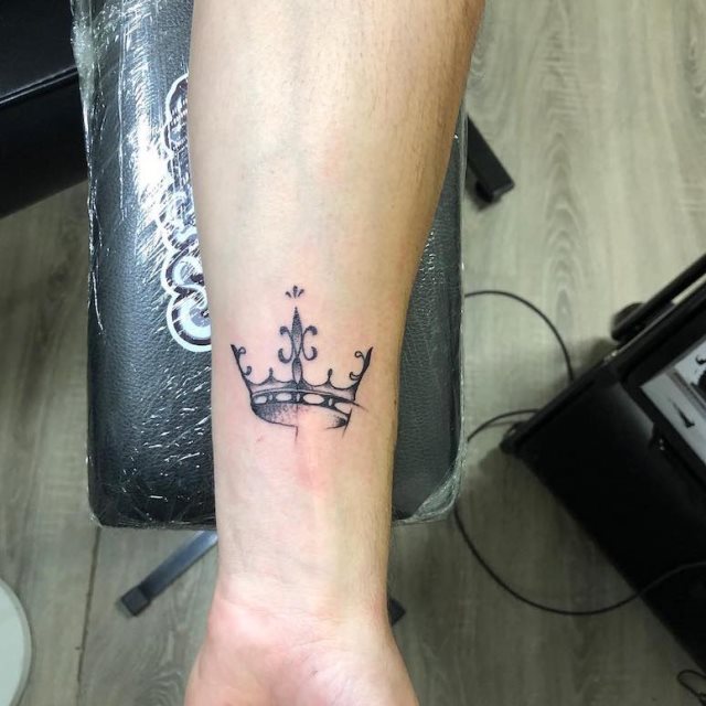tattoo femenino con una corona 38