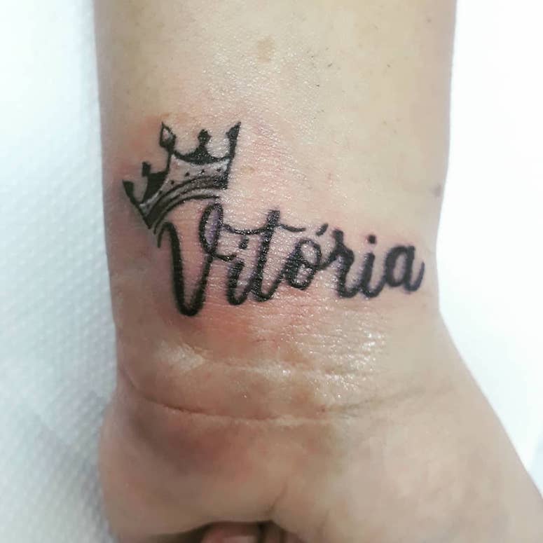 tattoo femenino con una corona 40