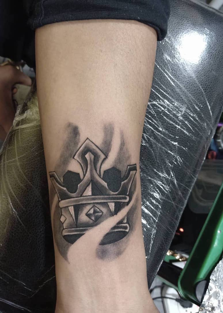tattoo femenino con una corona 41