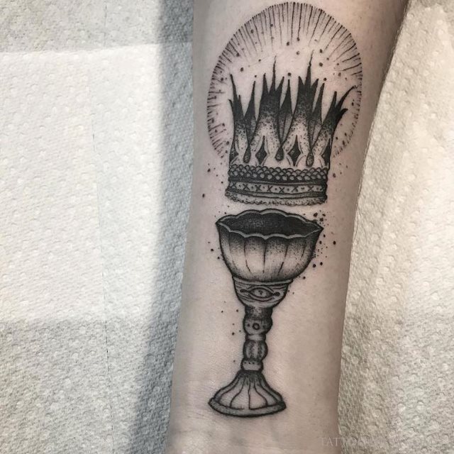 tattoo femenino con una corona 42