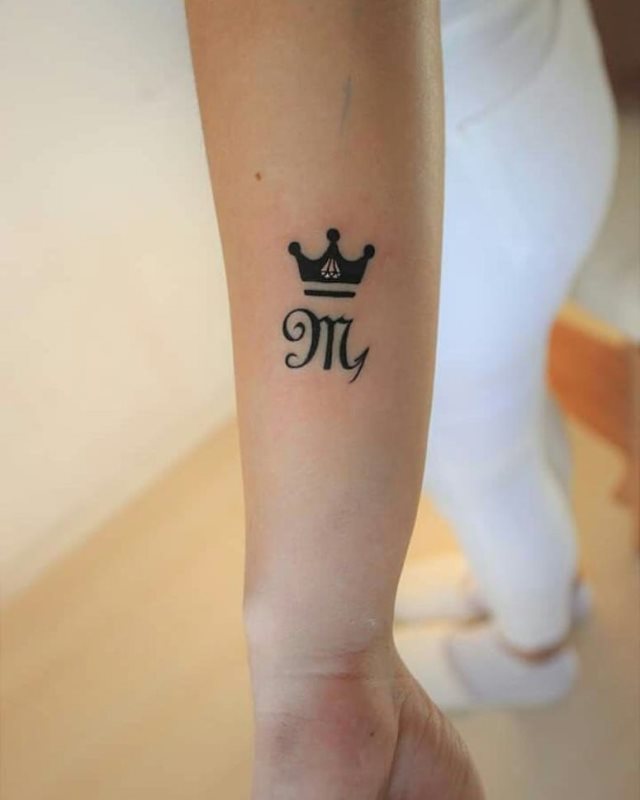 tattoo femenino con una corona 43