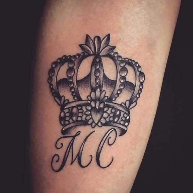 tattoo femenino con una corona 45