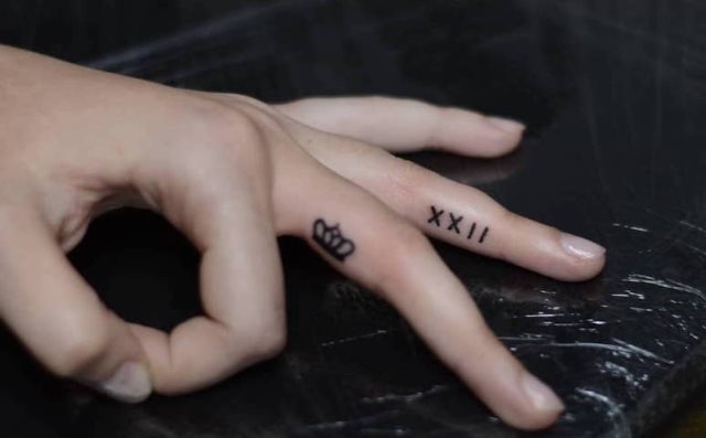 tattoo femenino con una corona 46