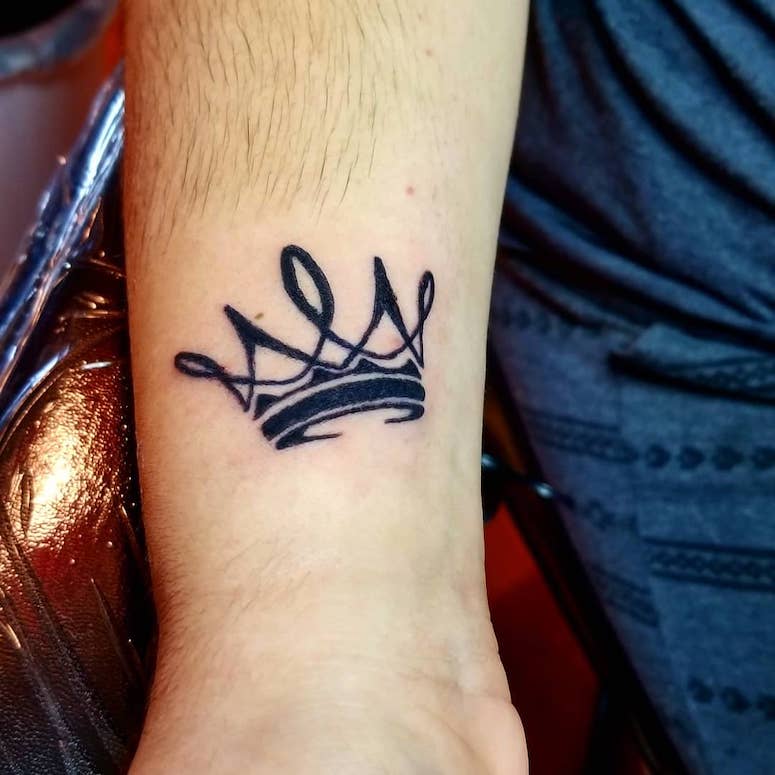 tattoo femenino con una corona 47