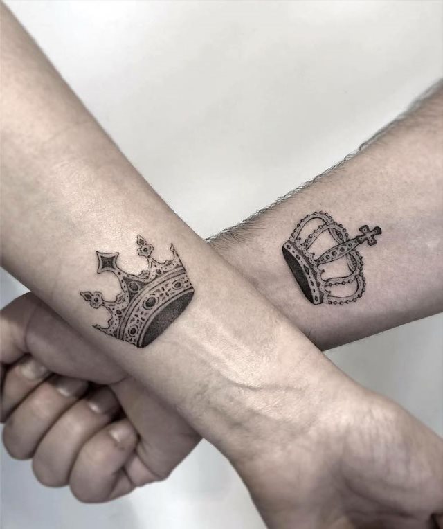 tattoo femenino con una corona 48