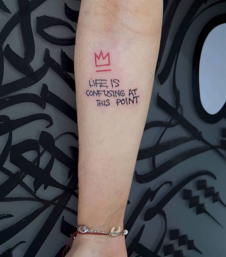tattoo femenino con una corona 49