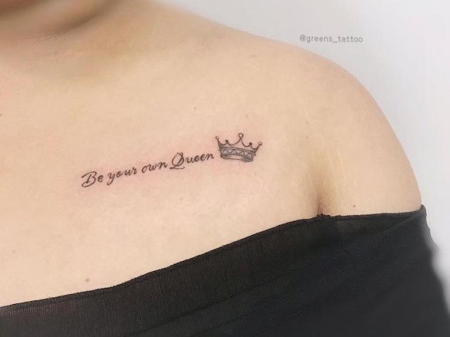 tattoo femenino con una corona 50
