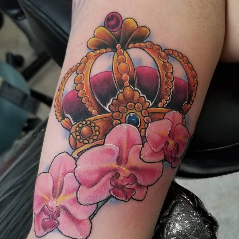 tattoo femenino con una corona 52