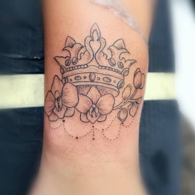 tattoo femenino con una corona 53