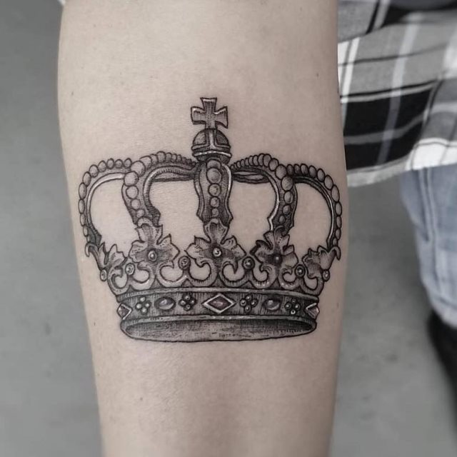 tattoo femenino con una corona 54