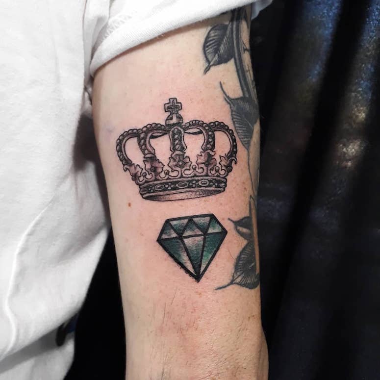 tattoo femenino con una corona 55