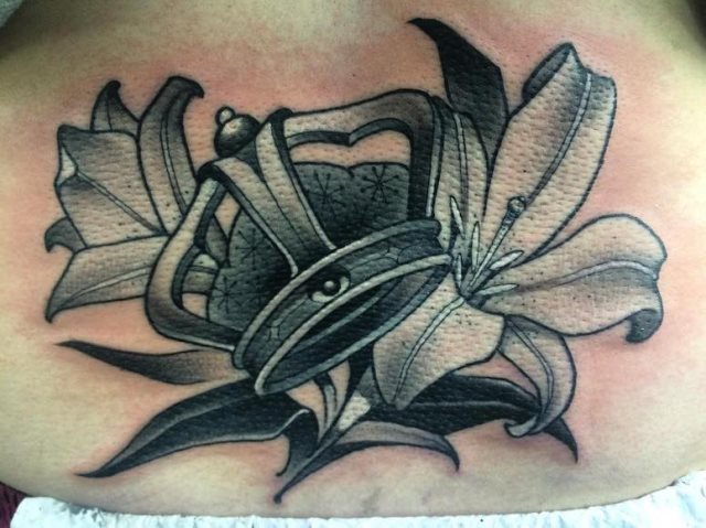 tattoo femenino con una corona 56