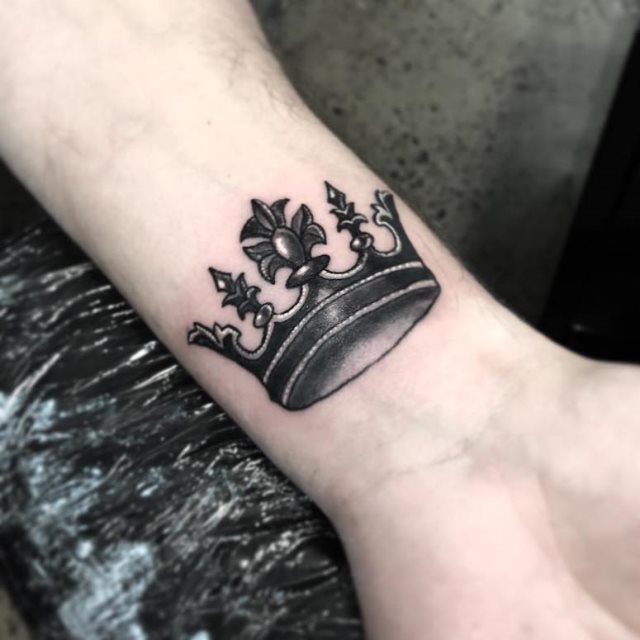 tattoo femenino con una corona 57