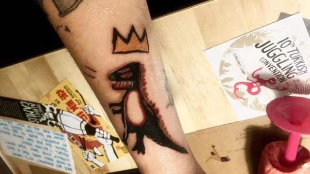 tattoo femenino con una corona 58