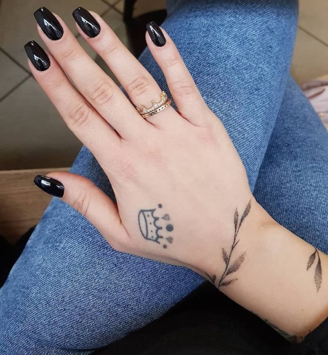 tattoo femenino con una corona 60