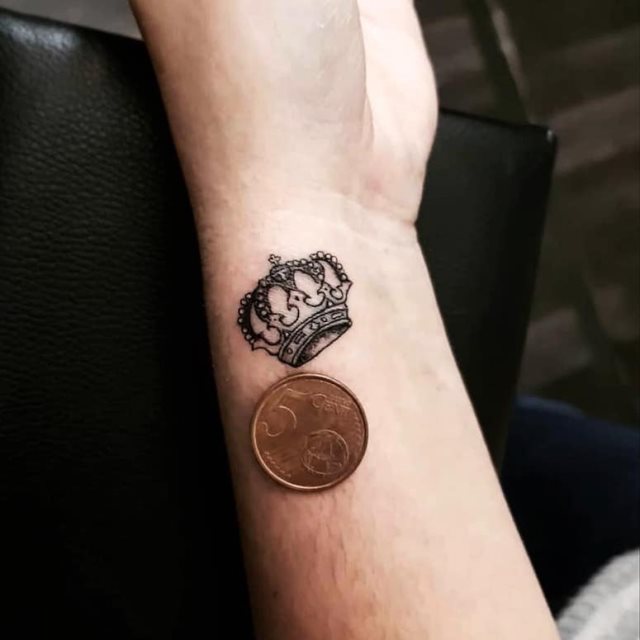 tattoo femenino con una corona 61