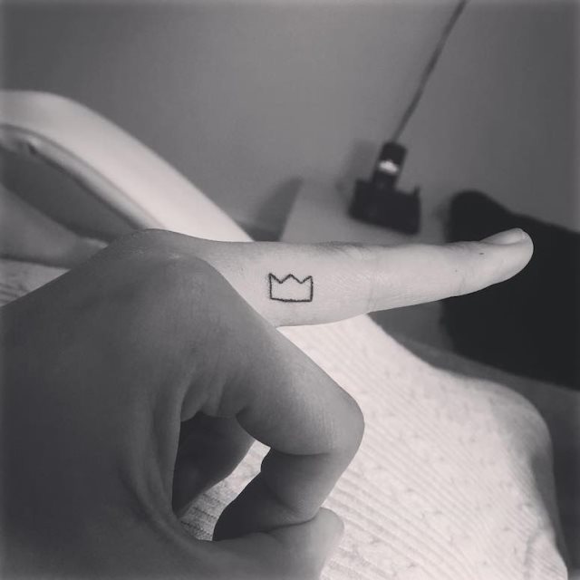 tattoo femenino con una corona 62