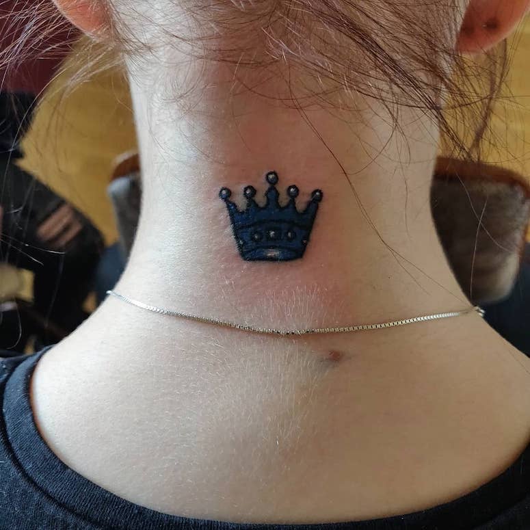 tattoo femenino con una corona 63