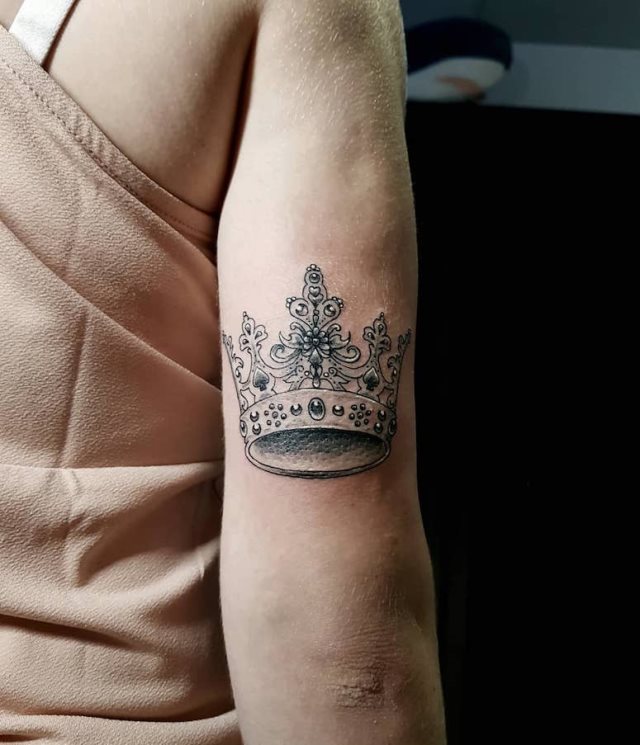 tattoo femenino con una corona 66