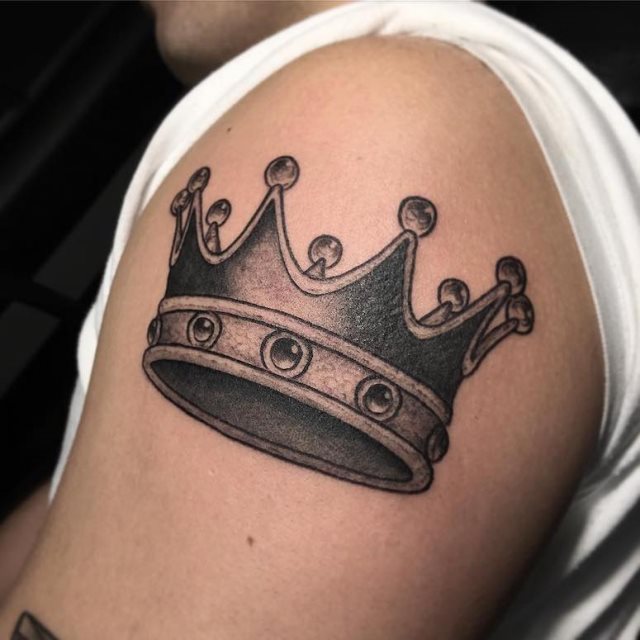 tattoo femenino con una corona 67