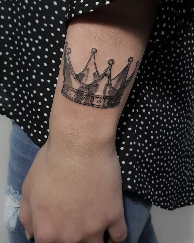 tattoo femenino con una corona 68