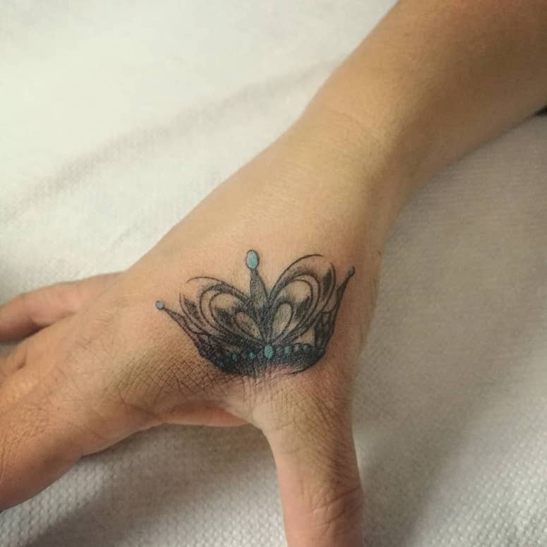 tattoo femenino con una corona 69