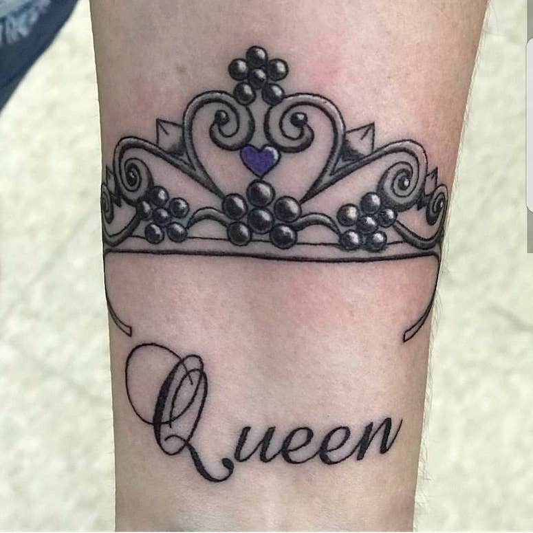 tattoo femenino con una corona 70