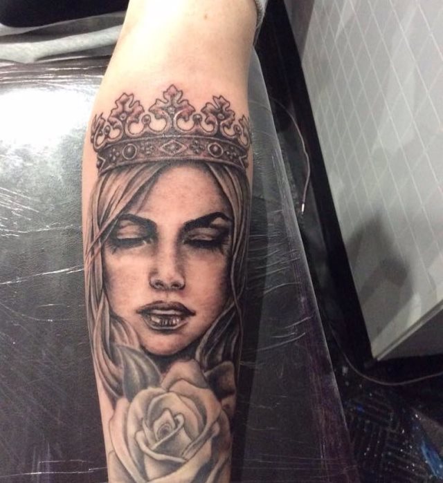 tattoo femenino con una corona 71