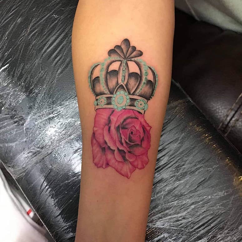 tattoo femenino con una corona 72