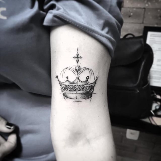 tattoo femenino con una corona 73