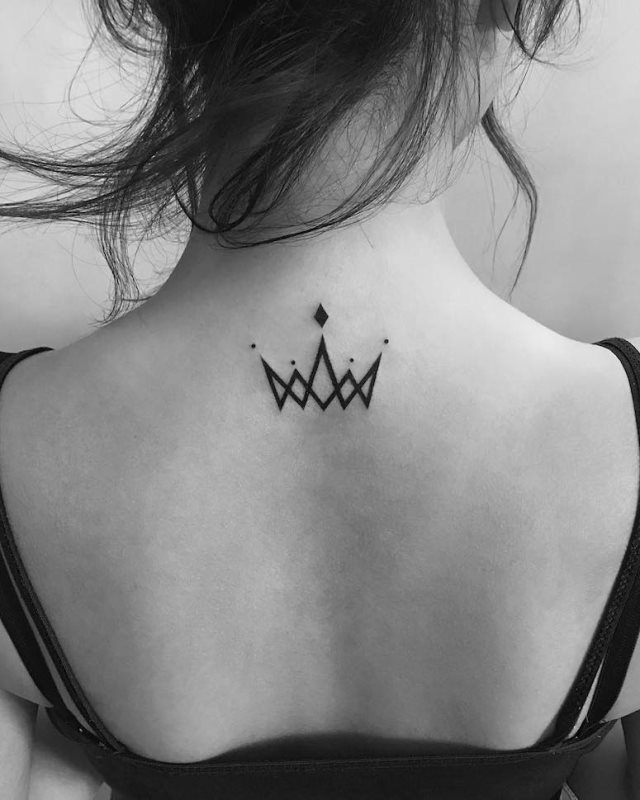 tattoo femenino con una corona 75