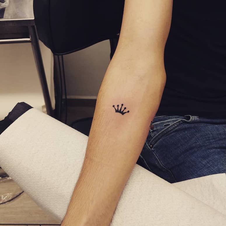 tattoo femenino con una corona 76