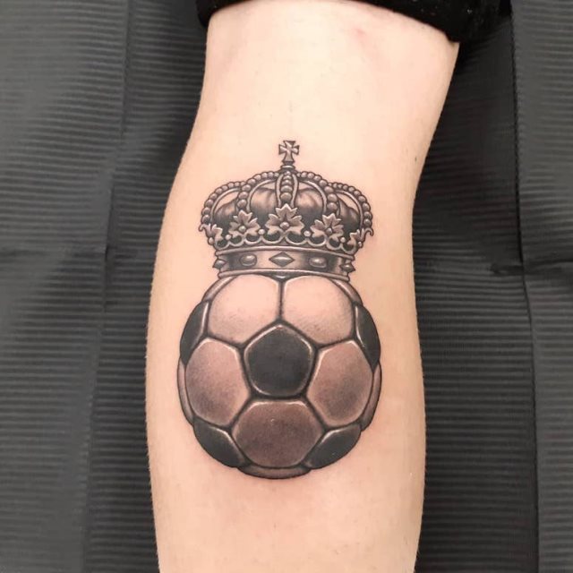tattoo femenino con una corona 77